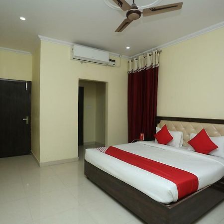 Oyo 16995 Sr Blessings Hotel Chinhat Luaran gambar