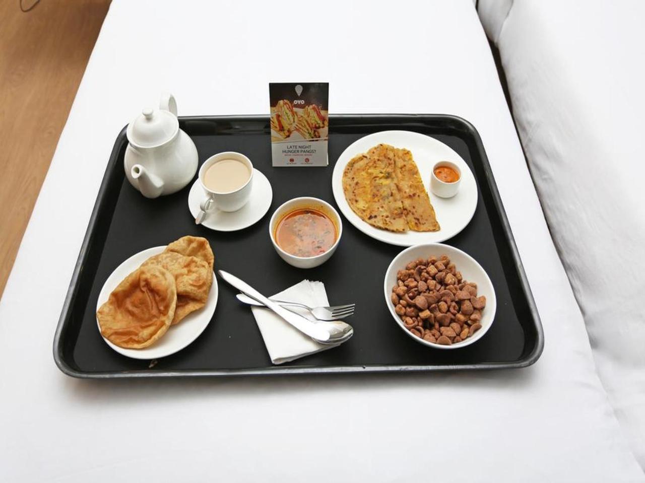 Oyo 16995 Sr Blessings Hotel Chinhat Luaran gambar