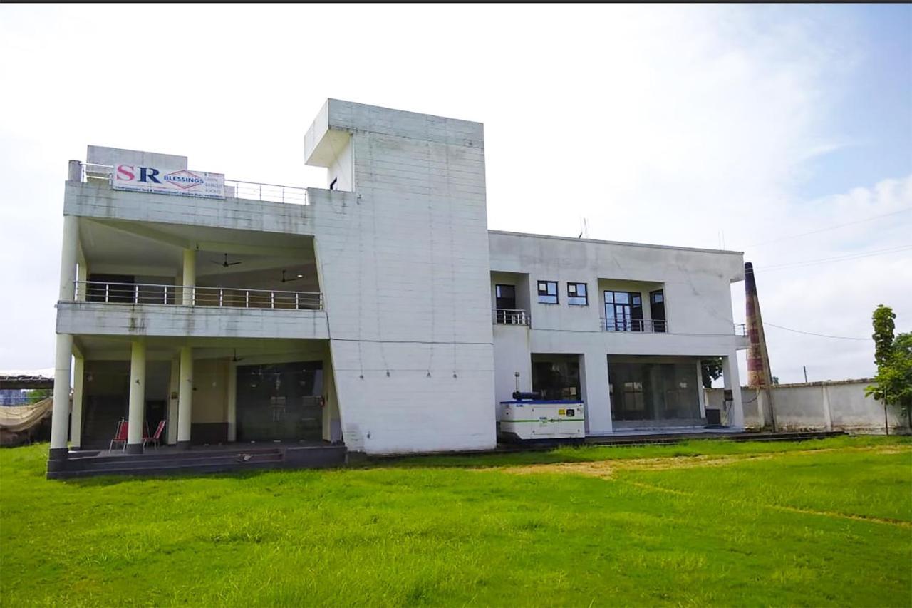 Oyo 16995 Sr Blessings Hotel Chinhat Luaran gambar