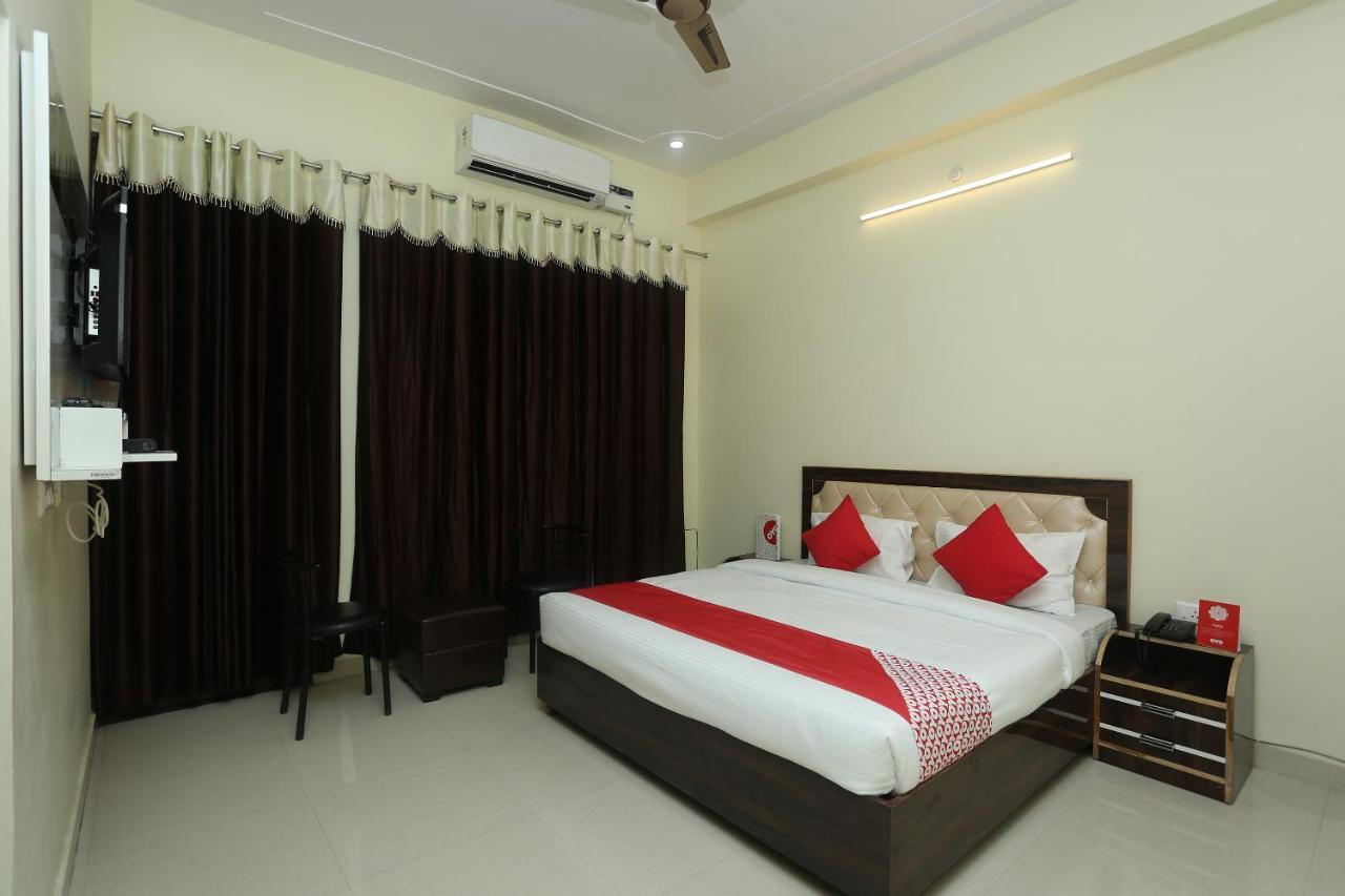 Oyo 16995 Sr Blessings Hotel Chinhat Luaran gambar