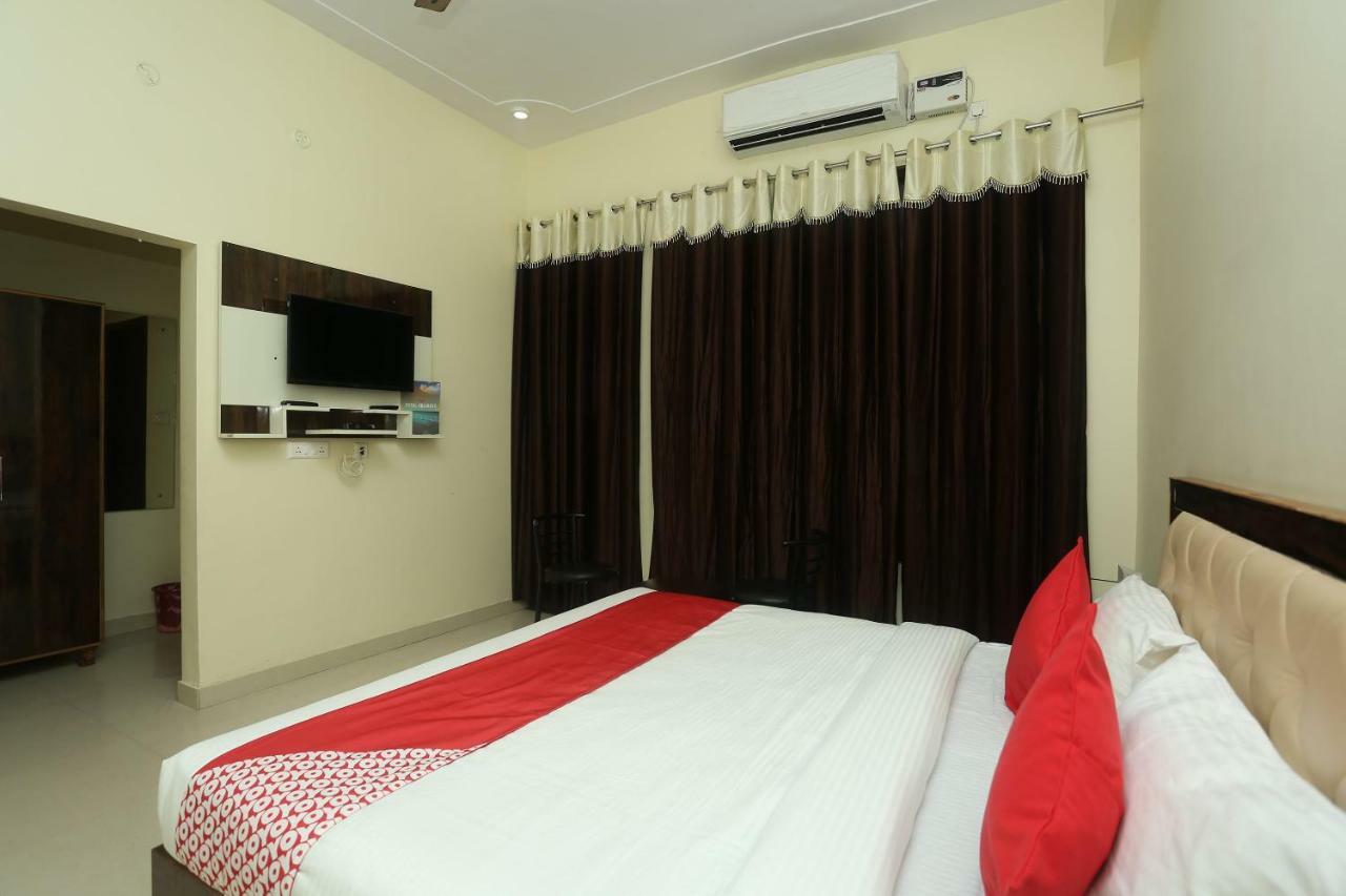 Oyo 16995 Sr Blessings Hotel Chinhat Luaran gambar
